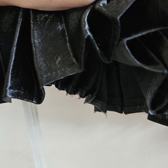 Elegant Black Pleated Skirt - Picture 4 of 9